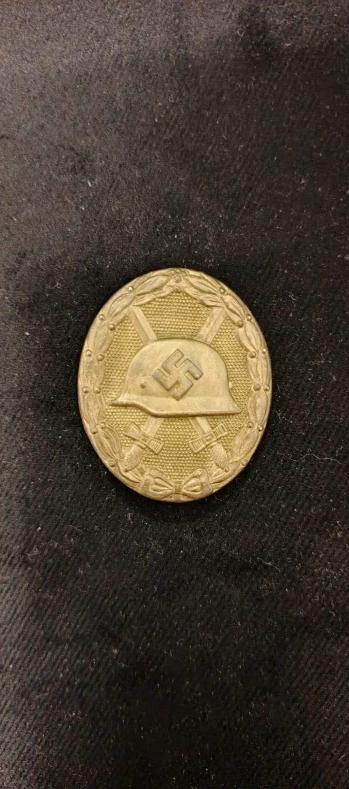 Gold wound badge marked 65
