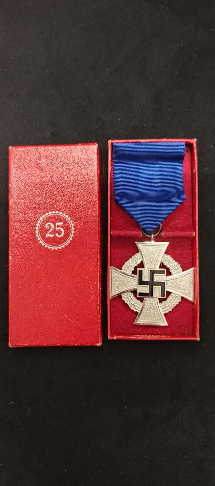 25 Jahre Dienstkreuz in einem Koffer