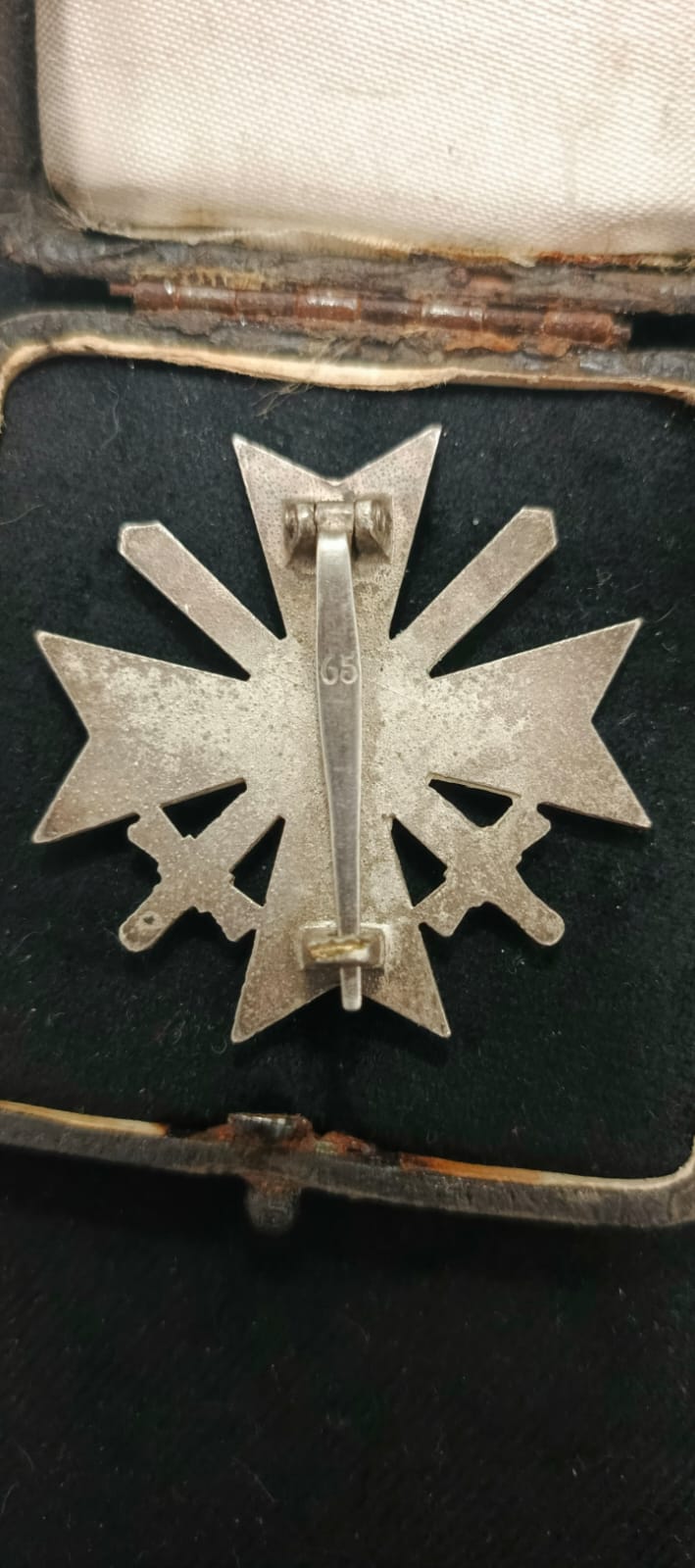 KVK-Kreuz 1. Klasse, mit der Aufschrift „65“ in einem Etui