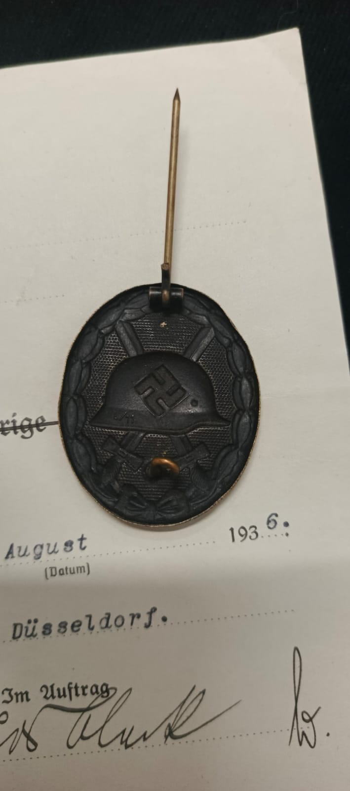 Black wound badge, marked "L/11" with the award